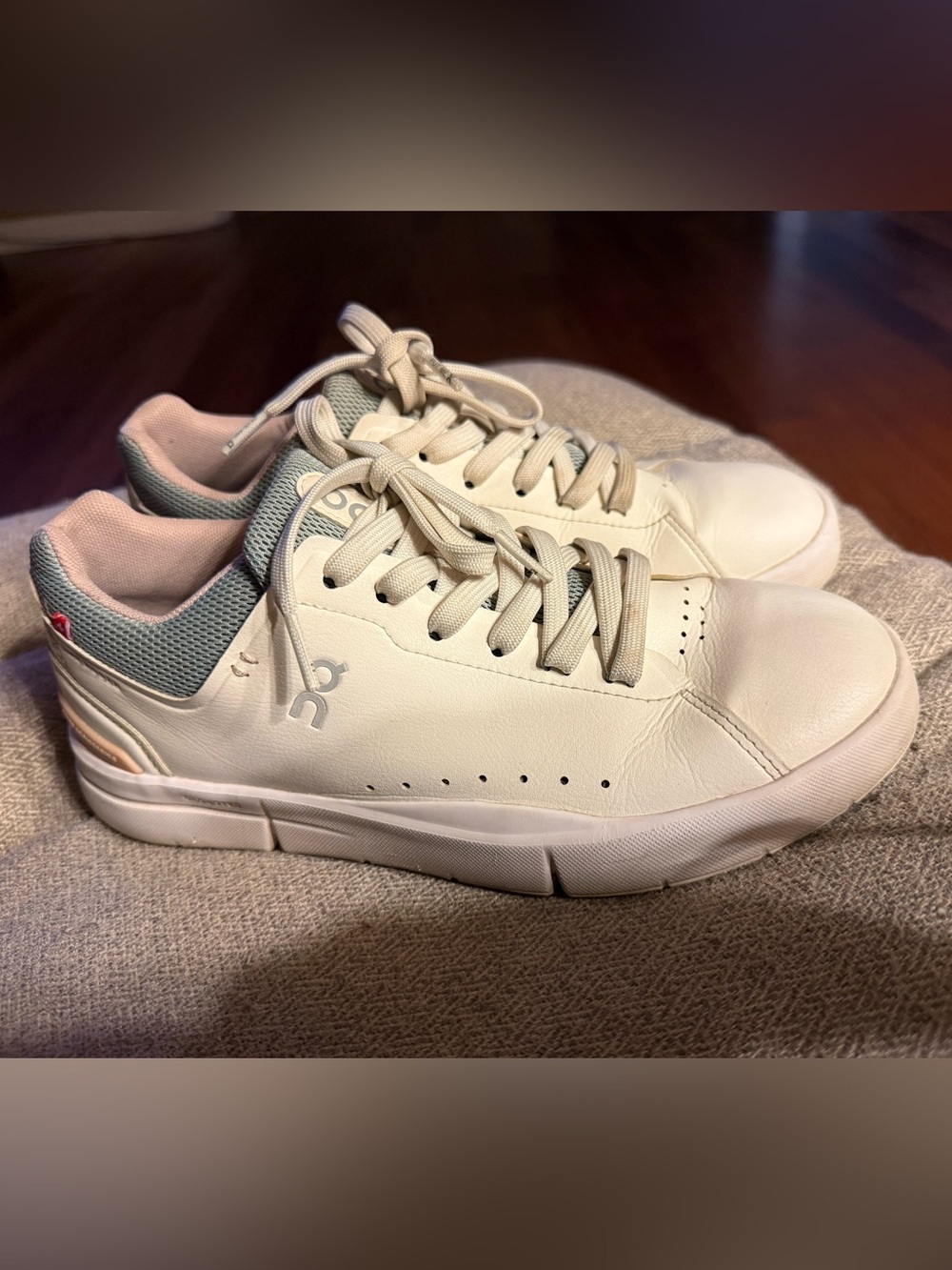On Running The Roger women’s Off-White Leather Lace-Up Sneakers